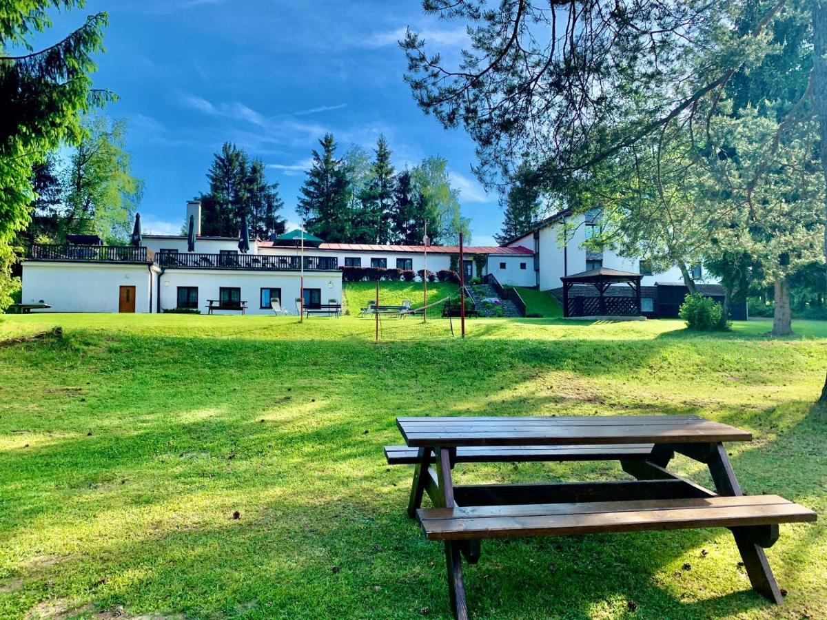 Hotel A Penzion Pegas Vlachovice Екстериор снимка